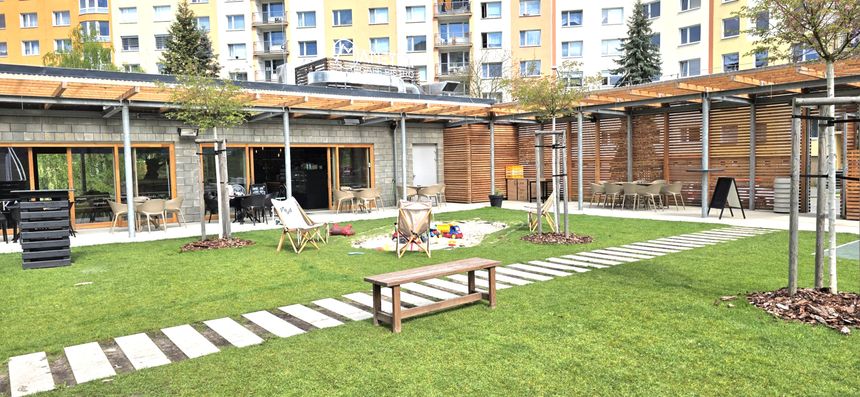 Pohled do zahrady z kavárenské terasy