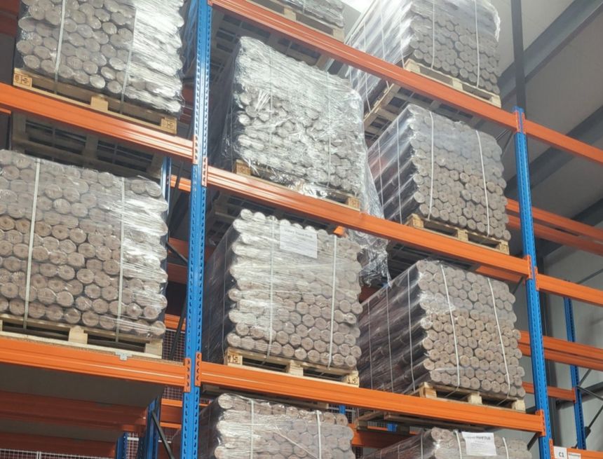 Pelety a brikety ve skladu