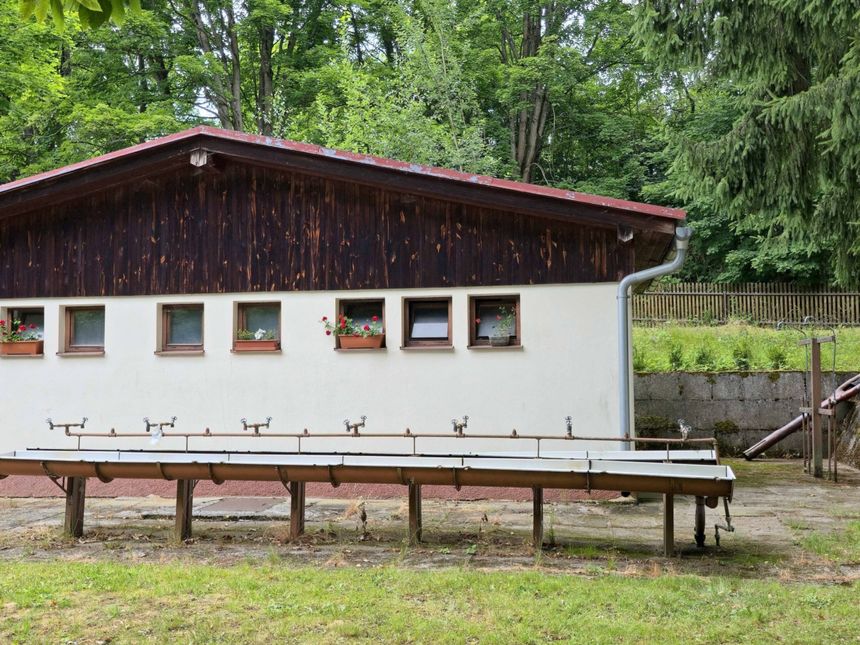 Toalety a venkovní umývárna táborové základny