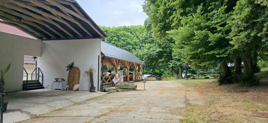 Zastřešená budova pro aparaturu či divadlo