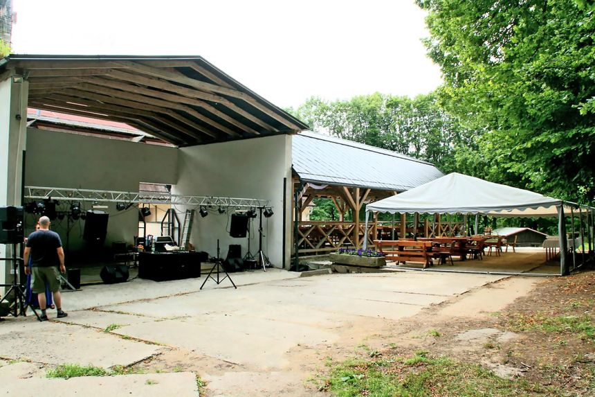 Zastřešená budova pro aparaturu či divadlo