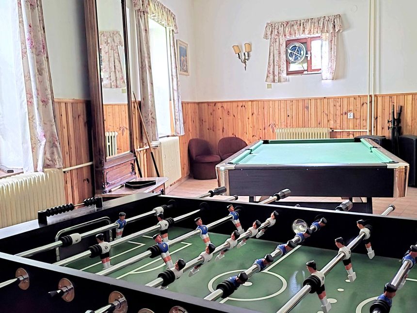 pánský salón s kulečníkem a fotbálkem