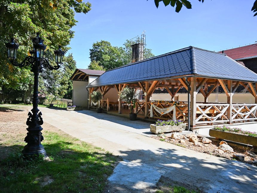 Velký dřevěný altán