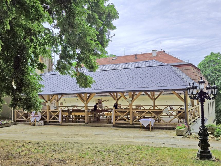 Velký dřevěný altán