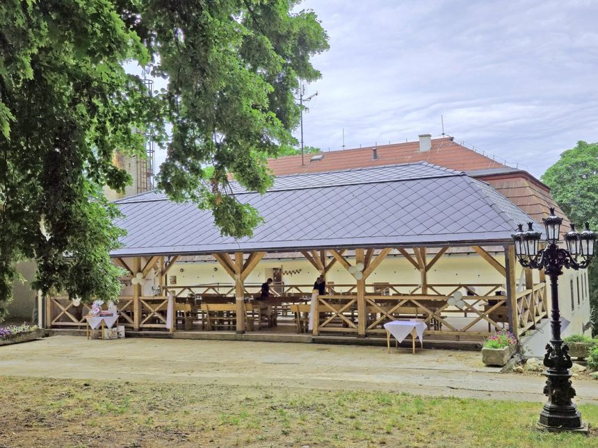 Velký dřevěný altán