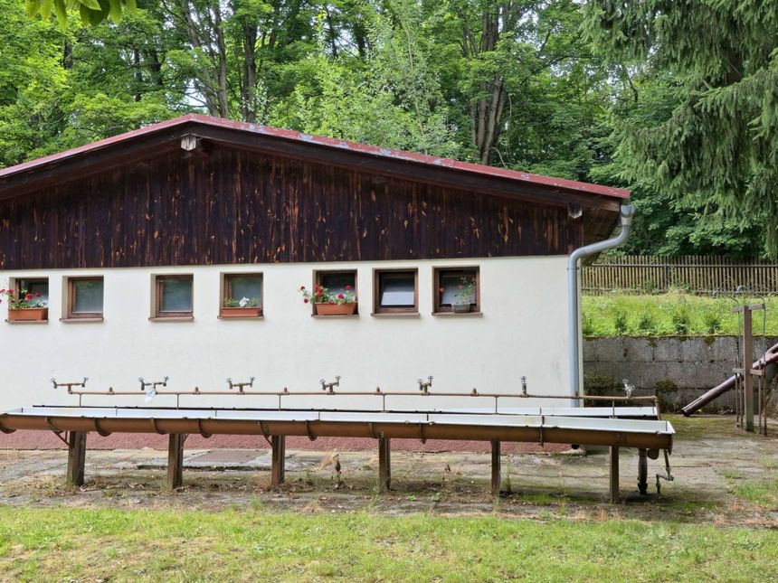 Toalety a venkovní umývárna táborové základny