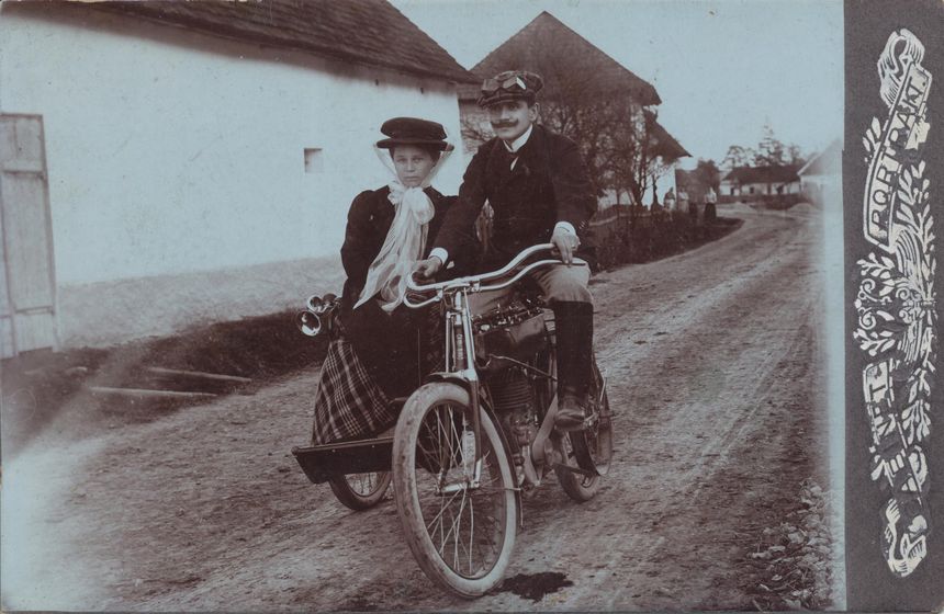 Fotografia – 1. motocykel v Uhrovci